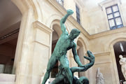 Scultura in bronzo di uomo che lotta con serpente.